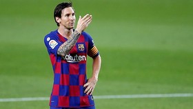 Lionel Messi hướng về khán đài trống mừng bàn thắng. Ảnh: Getty Images