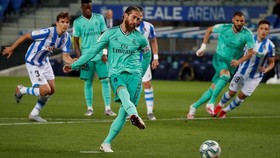 Sergio Ramos trở thành hậu vệ ghi bàn nhiều nhất lịch sử La Liga. Ảnh: Getty Images
