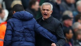 HLV Jose Mourinho phấn khích sau chiến thắng hệ trọng. Ảnh: Getty Images