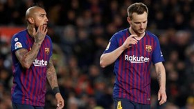 Barca muốn đạt thỏa thuận bán Ivan Rakitic (phải) và Arturo Vidal ngay trong tháng này. Ảnh: Getty Images