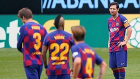 Barcelona đang tự đẩy mình vào bất lợi lớn trong cuộc đua vô địch. Ảnh: Getty Images