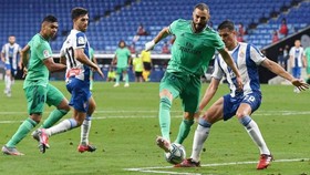 Khoảnh khắc Karim Benzema đánh gót giúp Casemiro ghi bàn thắng duy nhất. 