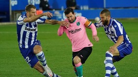 Lionel Messi và Barcelona bất lực trước hàng thủ Alaves. Ảnh: Getty Images