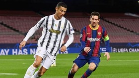 Cristiano Ronaldo che mờ Lionel Mesi để giúp Juventus vươn lên chiếm ngôi đầu bảng. Ảnh: Getty Images  