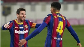 Lionel Messi mừng cột mốc ghi bàn lịch sử không trọn vẹn. Ảnh: Getty Images  