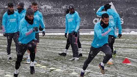 Real Madrid tập luyện trong điều kiện tuyết phủ dày.