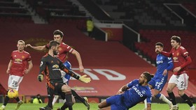Khoảnh khắc đánh dấu màn sụp đổ của Man.United trong giây cuối trận. Ảnh: Getty Images