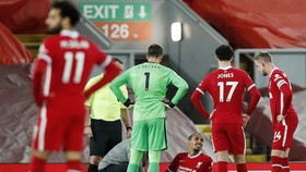 Những hình ảnh quen thuộc này đang kéo lùi mùa giải của Liverpool. Ảnh: Getty Images