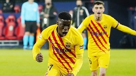 Ilaix Moriba phấn khích tột độ sau thắng đầu tiên cho Barcelona. Ảnh: Getty Images