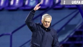 HLV Jose Mourinho với vẻ mặt đầy tức giận khi dõi theo trận đấu. Ảnh: Getty Images    