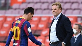 HLV Ronald Koeman chứng kiến nỗi thất vọng của Lionel Messi sau trận thua Celta Vigo.