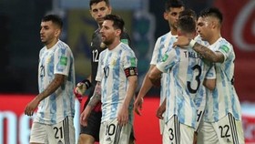 Lionel Messi và đồng đội thất vọng khi hòa 1-1 trên sân nhà.