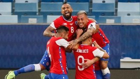 Cầu thủ Chile mừng chiến thắng đầu tiên của giải trước Bolivia. 