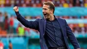 HLV Franco Foda phấn khích khi cùng tuyển Áo vượt qua vòng bảng. Ảnh: Getty Images