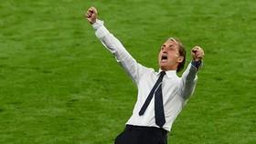 HLV Roberto Mancini phấn khích sau chiến thắng. 