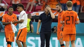 HLV Frank de Boer tỏ rõ rất thất vọng sau trận đấu. 