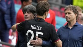 HLV Joachim Loew và Thomas Mueller chia sẻ với nhau sau trận đấu.