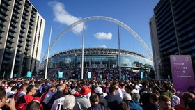 Biển người đổ về sân Wembley trước trận bán kết vào thứ tư.