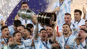 Lionel Messi lần đầu được vinh dự nâng cao danh hiệu cùng đội tuyển Argentina. 