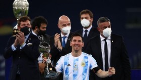 Lionel Messi hạnh phúc với danh hiệu lớn đầu tiên cùng tuyển Argentina.