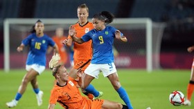 Hà Lan đưa ra thách thức với kết quả hòa 3-3 trước ứng viên Brazil.