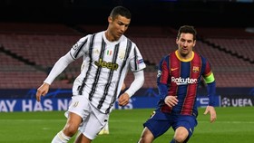 Lionel Messi và Cristiano Ronaldo gặp nhau ở Champions League mùa qua. Ảnh: Getty Images