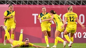 Các cô gái Australia ăn mừng chiến thắng lịch sử.