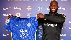 Romelu Lukaku nóng lòng được sớm khoác chiếc áo đấu của Chelsea. 