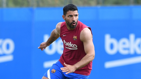 Sergio Aguero phải trì hoãn ngày ra mắt Barca vì chấn thương hồi đầu tháng 8.