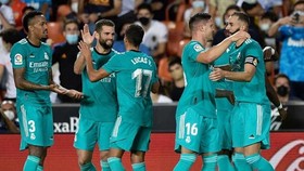 Real Madrid giành chiến thắng 2-1 nhọc nhằn tại Valencia.