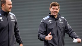 Steven Gerrard khá tự tin khi bắt đầu buổi tập cùng Aston Villa. Ảnh: Getty Images