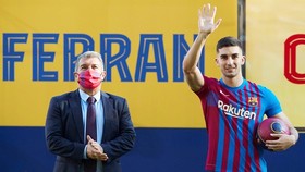 Ferran Torres chính thức ra mắt người hâm mộ tại sân Camp Nou hôm thứ hai.