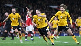 Wolves mừng chiến thắng đầu tiên tại Old Trafford sau 42 năm. Ảnh: Getty Images
