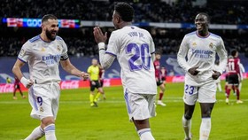 Karim Benzema tiếp tục thăng hoa phong độ để giúp Real bay cao.