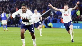 Steven Bergwijn ghi 2 bàn thắng muộn để giúp Tottenham ngược dòng giành chiến thắng lịch sử. Ảnh: Getty Images