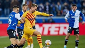 Frenkie de Jong đã sắm vai người hùng cho Barcelona.