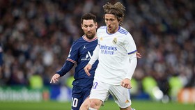 Luka Modric không chỉ kiến tạo cho đồng đội ghi bàn trước PSG, còn hóa giải Lionel Messi.