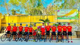 VĐV đội tuyển xe đạp đường trường nữ lên đường đi Tajikistan từ ngày 22-3. Ảnh: HUỲNH THANH