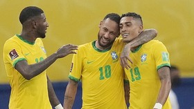 Neymar (giữa) hy vọng sẽ tìm lại niềm vui khi trở về tuyển Brazil.