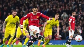 Cristiano Ronaldo ghi bàn trong trận cuối mùa tại Old Trafford. Ảnh: Getty Images