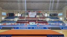 Thảm thi đấu của môn karate đang được lắp tại nhà thi đấu tỉnh Ninh Bình. Ảnh: V.S.H