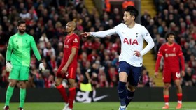 Son Heung-Min chói sáng để giúp Tottenham thủ hòa tại Liverpool. Ảnh: Getty Images