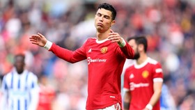 Vẻ chán chường của Cristiano Ronaldo sau thất bại 0-4 tại Brighton. Ảnh: Getty Images