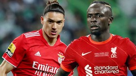 Không sớm chốt tương lai Sadio Mane, Liverpool có thể mất Darwin Nunez (trái).