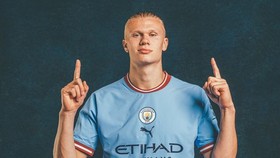 Erling Haaland ra mắt trong mẫu áo mùa tới của Man.City.