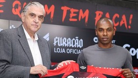 Fernandinho trở lại với nơi anh bắt đầu sự nghiệp là Athletico Paranaense.