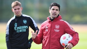 HLV Mikel Arteta có đủ kinh nghiệm để thu xếp những vấn đề trong nội bộ.