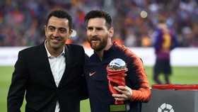 HLV Xavi Hernandez luôn duy trì mối quan hệ thân thiết với Lionel Messi.