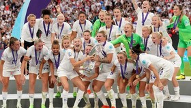 Đội tuyển bóng đá nữ Anh vô địch giải đấu lớn đầu tiên trong lịch sử.