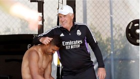 HLV Carlo Ancelotti khá thoải mái bên cạnh các học trò trong chuyến du đấu.